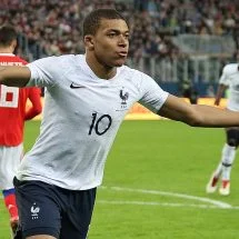 W co gra Kylian Mbappé?