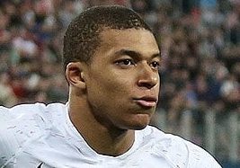 Burza wokół zachowania Mbappe! Tak potraktował piłkarzy Barcelony Kylian Mbappe