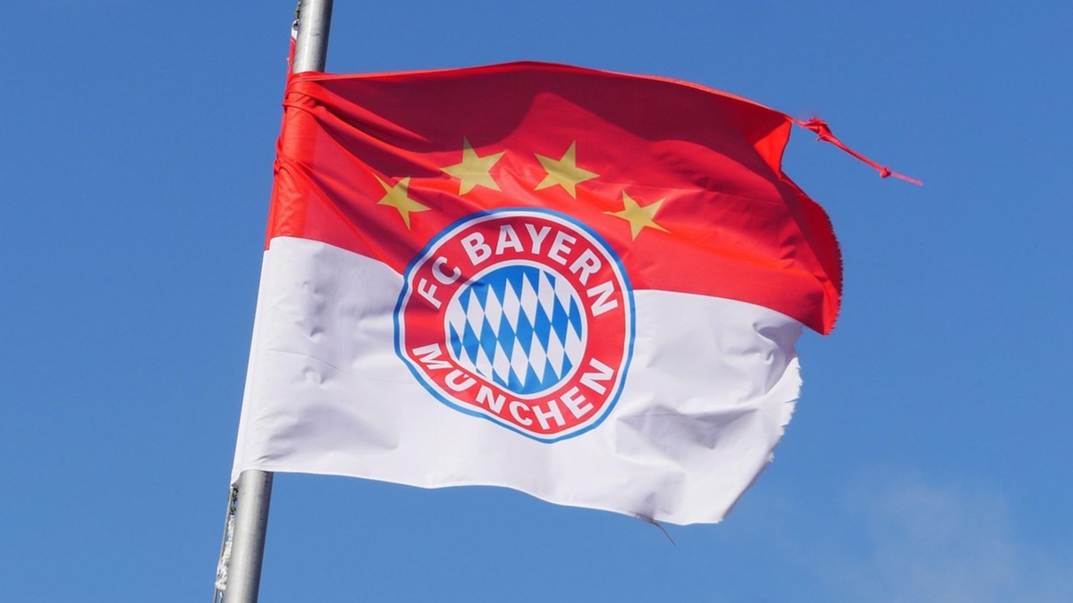 Bayern Monachium sfrustrowany. Trwa walka o wielki transfer Flaga-Bayernu-Monachium