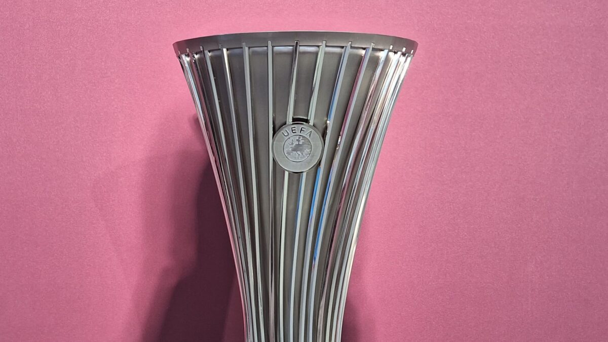 liga-konferencji-trofeum