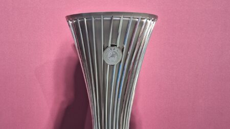 liga-konferencji-trofeum