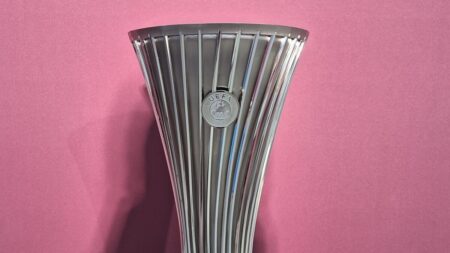 liga-konferencji-trofeum