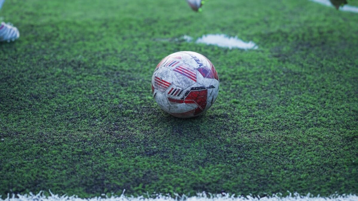 Dlaczego szerokość gry czasem ułatwia obronę rywala? pilka-nozna-23124