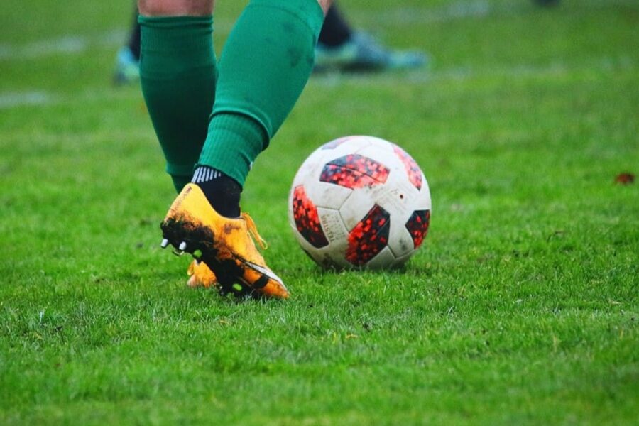 pilkarz-prowadzi-pilke-przy-nodze