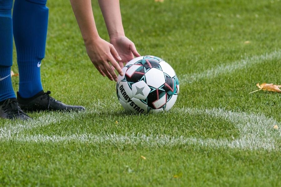 pilkarz-ustawia-pilke-w-narozniku