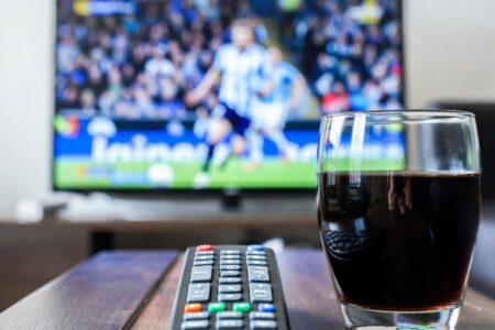 pilot-oraz-napoj-w-tle-transmisja-meczu
