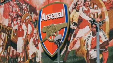 Arsenal wyprzedza Manchester United. Napastnik zdecydował ws. transferu